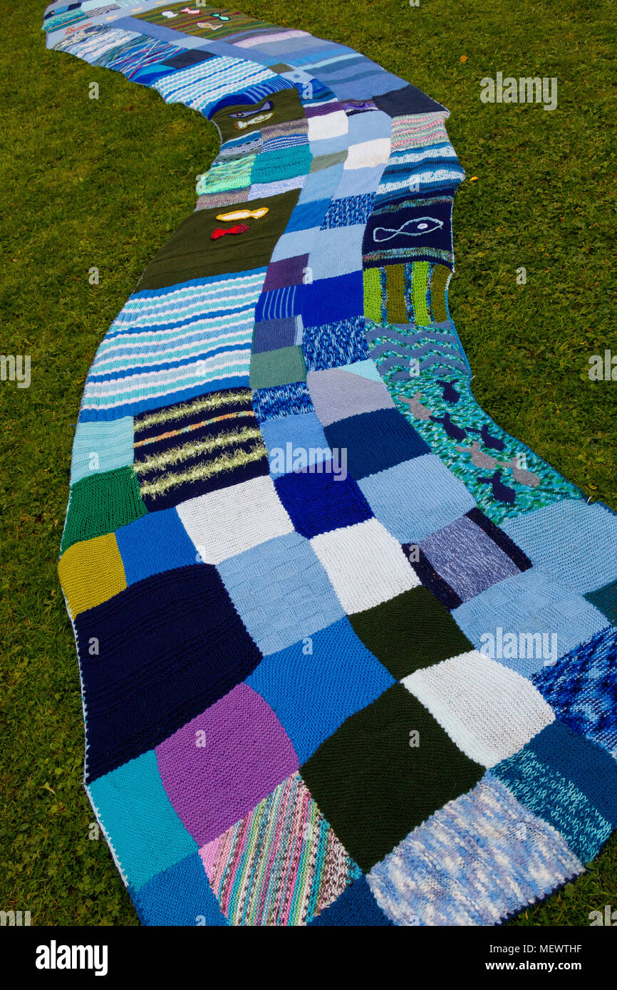 Un tricot et crochet couverture avec river design patchwork avec des motifs  de poissons sur l'affichage à l'Yarndale, Skipton, Yorkshire du Nord, au  Royaume-Uni Photo Stock - Alamy