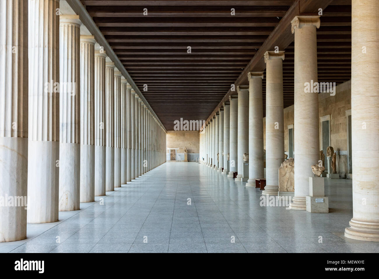 Les colonnes de l'architecture et promenade à l'extérieur du Musée de l'ancienne Agora à la Stoa d'Attalos, Athènes, Grèce Banque D'Images