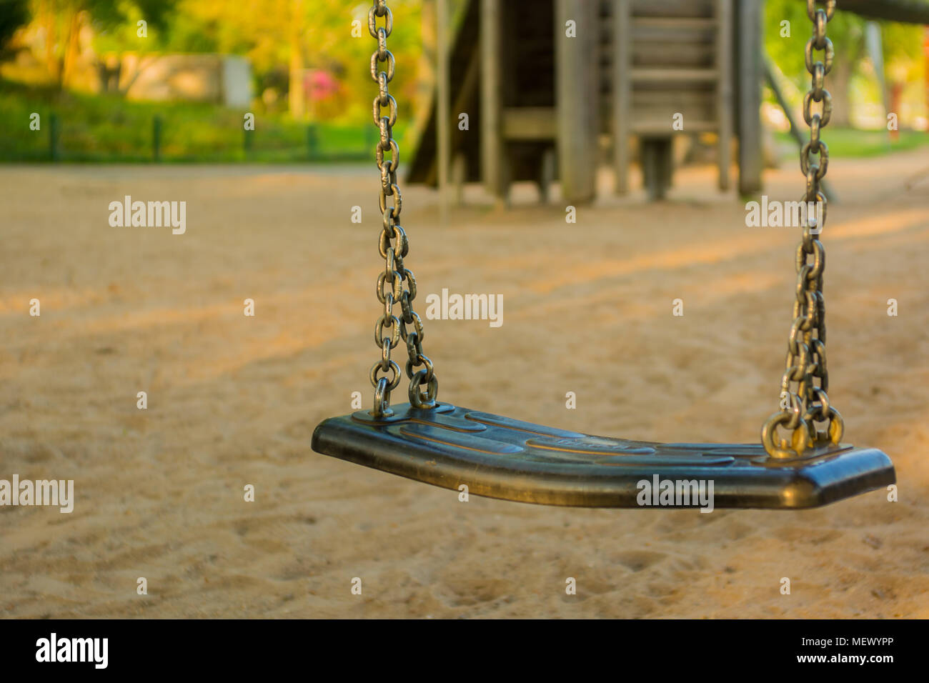 Swing sur aire de jeux pour enfants, aire de flou en arrière-plan Banque D'Images