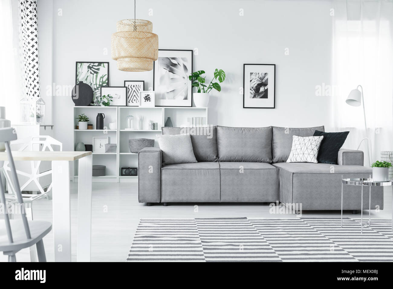 Studio intérieur blanc dans un style scandinave avec coin gris table, galerie d'art moderne et windows Banque D'Images