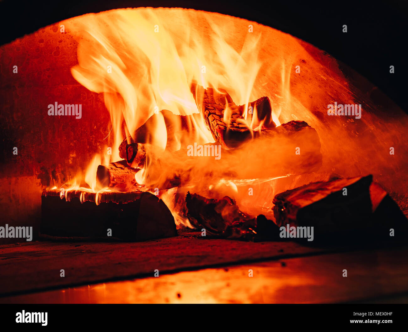 Feu arrière-plan. Beau portrait de feu. La vidéo. Bois de feu dans la cheminée. Bois de feu brûler dans le poêle à bois Banque D'Images