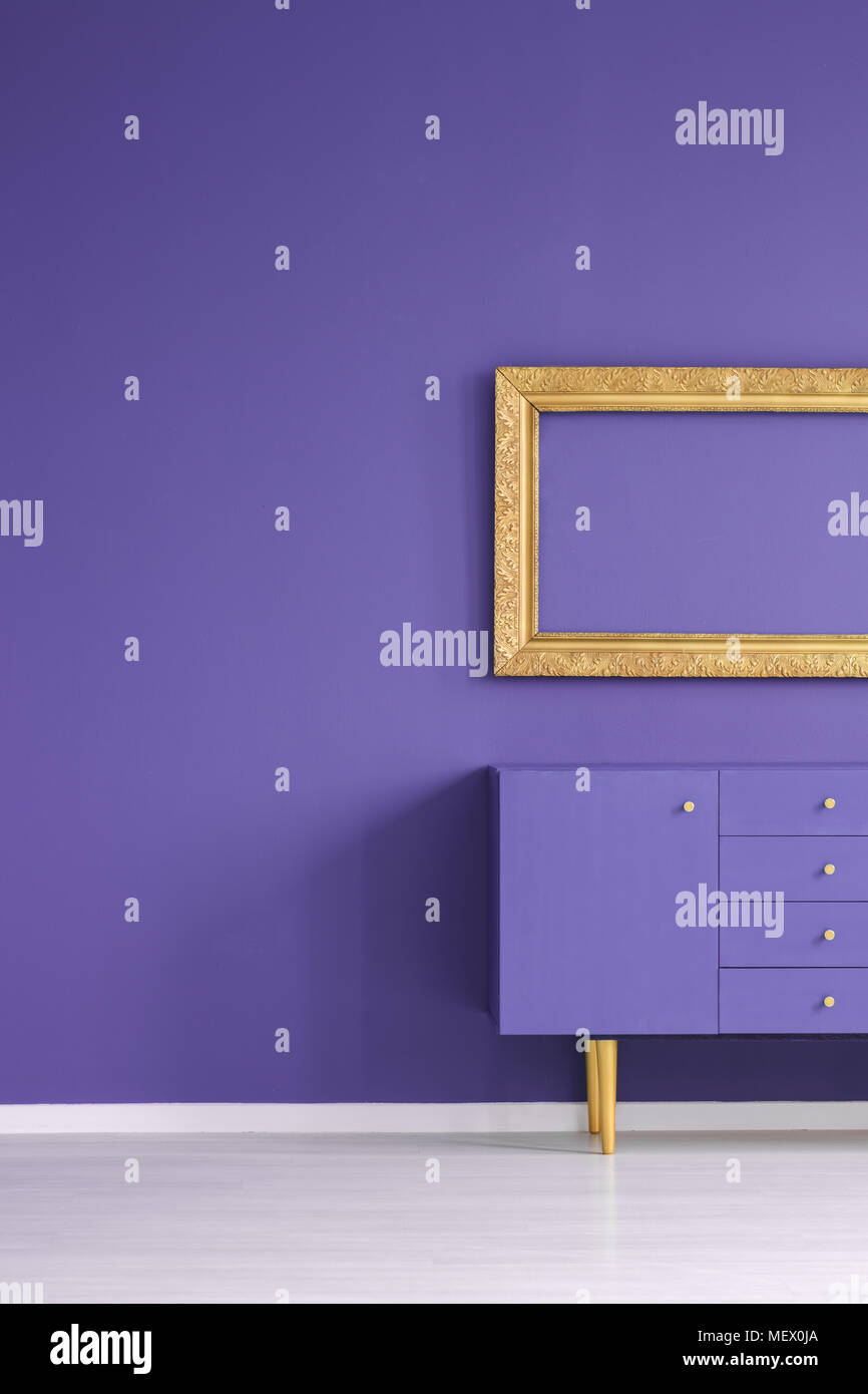 Maquette de vide au-dessus du châssis de l'or dans la salle du cabinet violet intérieur avec copie espace sur le mur Banque D'Images
