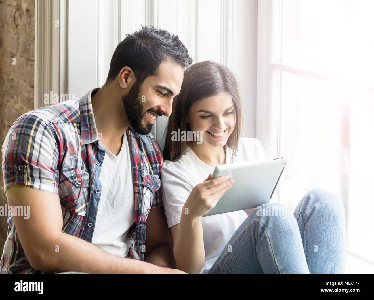 Couple d'adolescents avec Tablet Banque D'Images