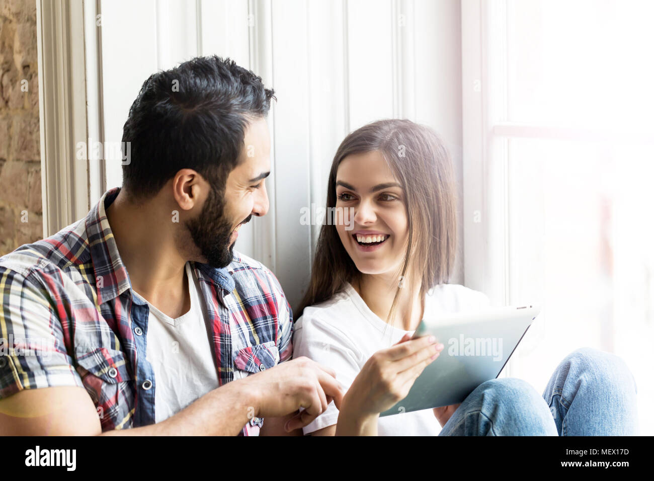 Couple d'adolescents avec Tablet Banque D'Images