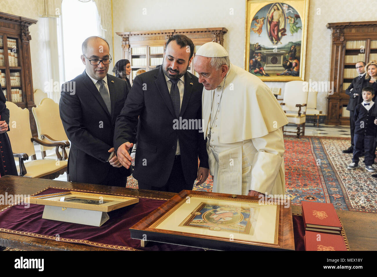 Pape Francis échange de cadeaux avec les Capitaines Régents de Saint-Marin Matteo Fiorini et Enrico Carattoni lors d'une audience privée au Vatican. Comprend : Le Pape François, Matteo Fiorini, Enrico Carattoni Où : Cité du Vatican, Cité du Vatican, Saint-Siège Quand : 23 Mar 2018 Crédit : IPA/WENN.com **Uniquement disponible pour publication au Royaume-Uni, USA, Allemagne, Autriche** Banque D'Images