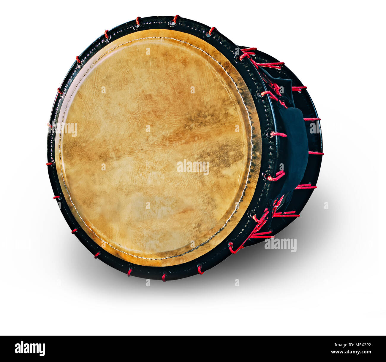 Tambours Taiko o-kedo isolé sur fond blanc. Instrument de musique d'Asie Banque D'Images