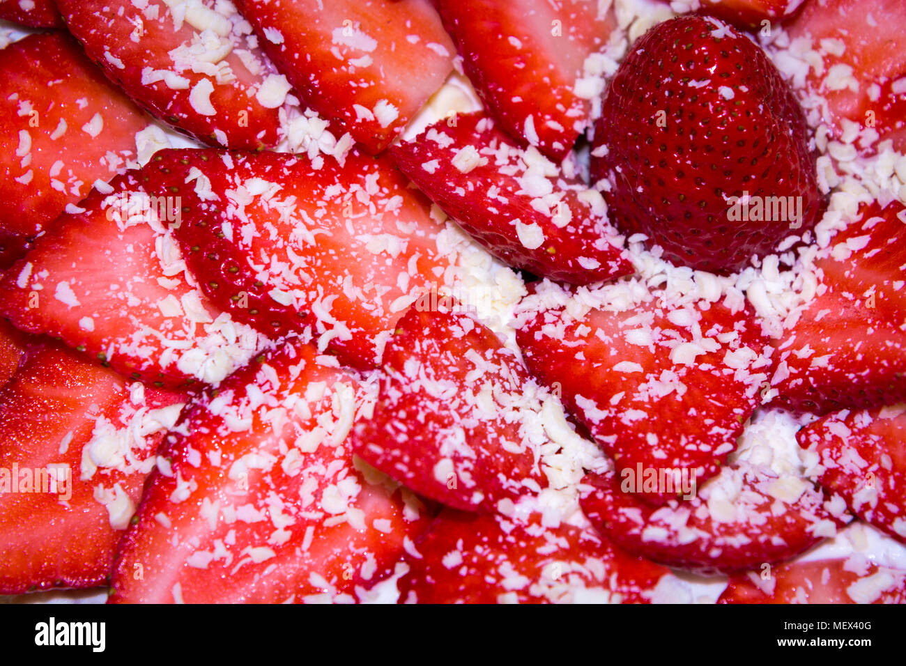 Gros plan du délicieux gâteau fraise topping chocolat blanc avec des flocons. Vue du haut vers le bas. Banque D'Images