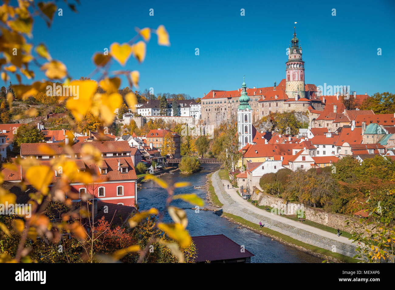 Vue panoramique sur la ville historique de Cesky Krumlov à Cesky Krumlov Castle, célèbre site du patrimoine mondial de l'UNESCO depuis 1992, à l'automne Banque D'Images