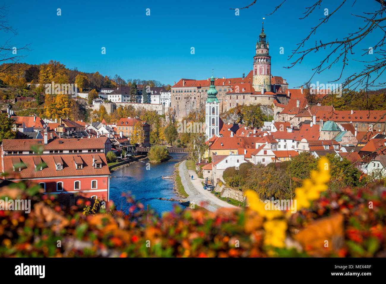 Vue panoramique sur la ville historique de Cesky Krumlov à Cesky Krumlov Castle, célèbre site du patrimoine mondial de l'UNESCO depuis 1992, au lever du soleil Banque D'Images