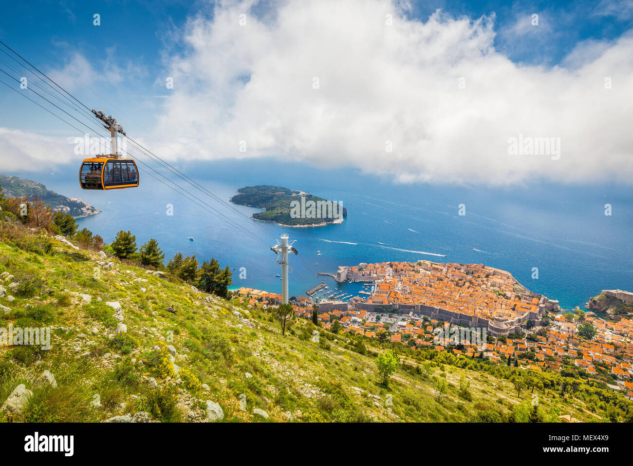 Vue Aérienne Vue panoramique de la vieille ville de Dubrovnik avec le célèbre Cable Car sur la montagne de Srd sur une journée ensoleillée avec ciel bleu et nuages en été, Croatie Banque D'Images