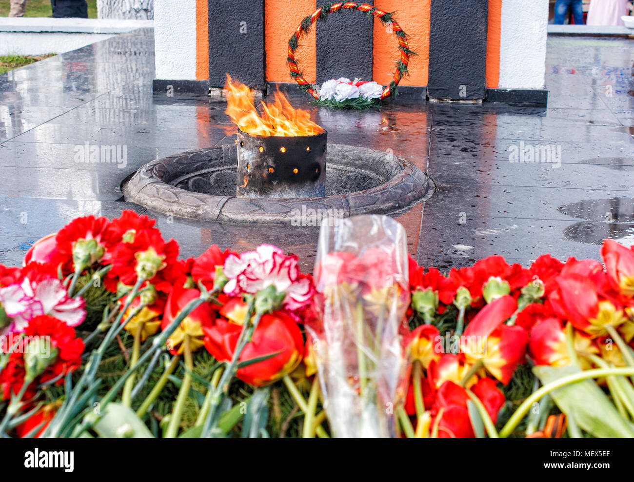 Fleurs situées près de l'monument avec feu éternel sur le jour de la victoire Banque D'Images