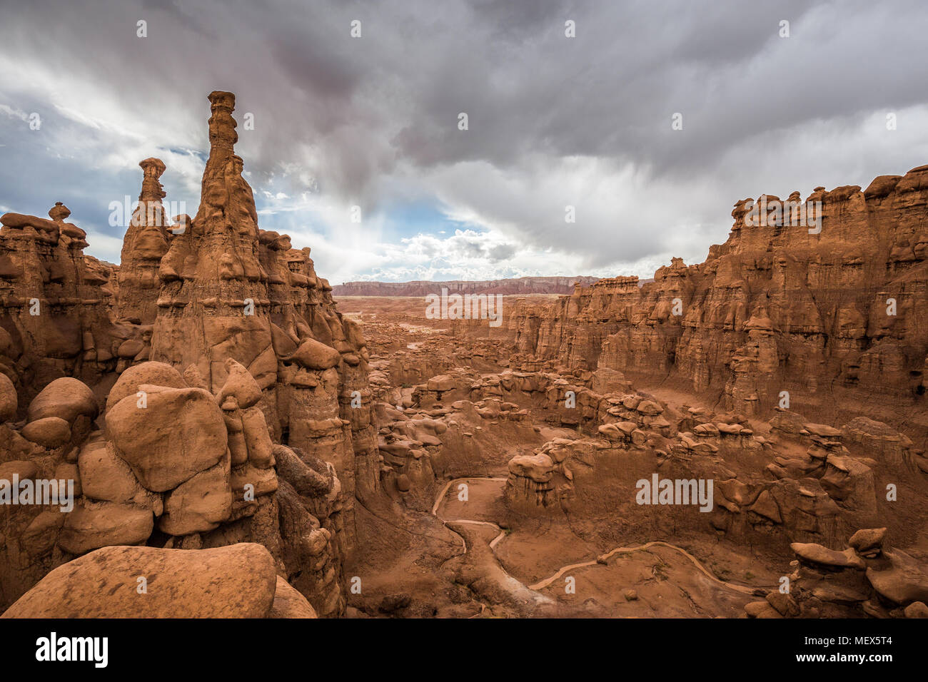 Vue panoramique de belles formations de grès au milieu des hoodoos dans Goblin Valley State Park pendant un été thunder, Utah, USA Banque D'Images