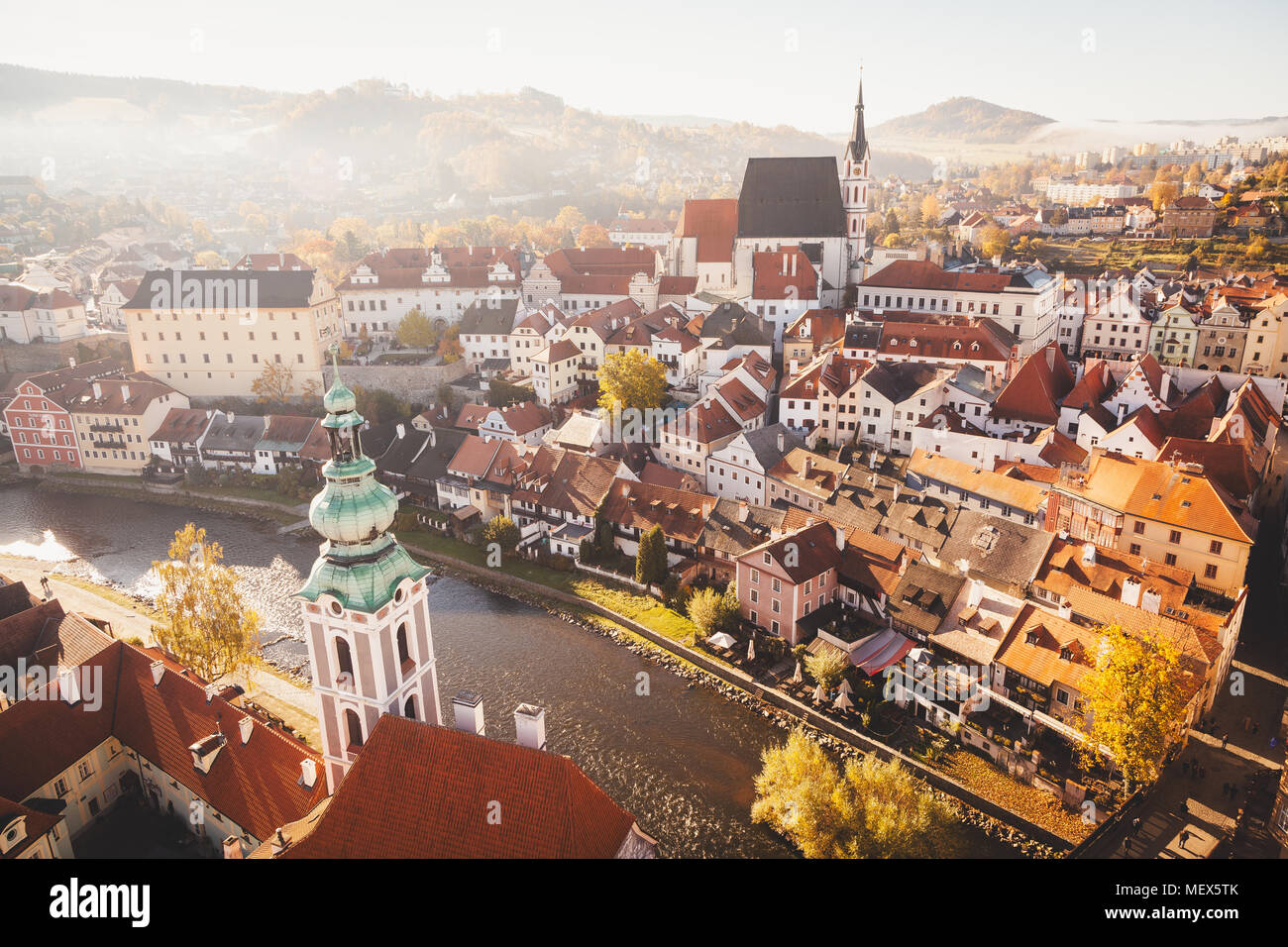 Vue panoramique sur la ville historique de Cesky Krumlov à Cesky Krumlov Castle, célèbre site du patrimoine mondial de l'UNESCO depuis 1992, au lever du soleil à l'automne Banque D'Images