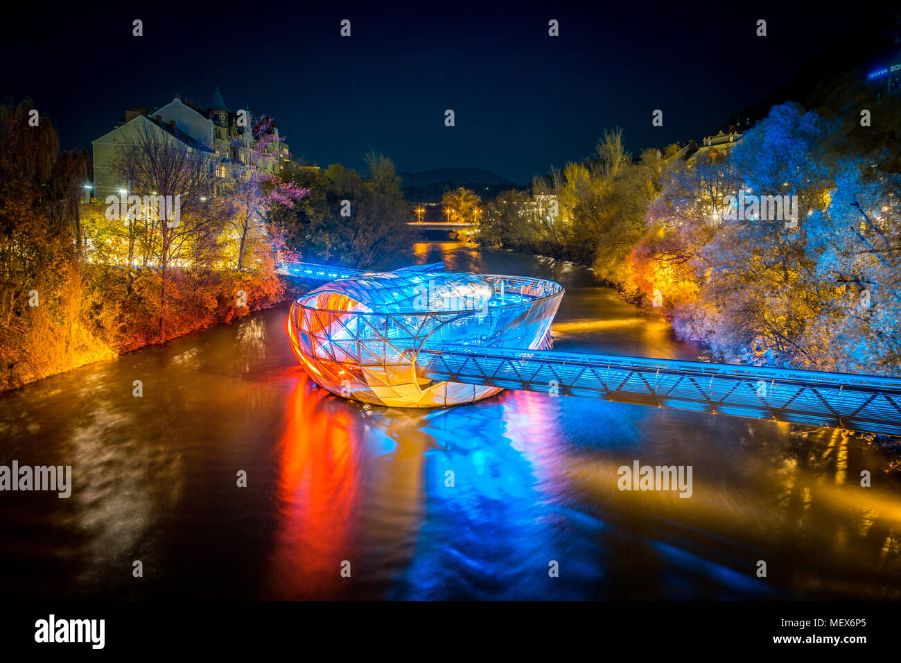 Belle vue sur célèbre Grazer Murinsel, une île flottante artificielle au milieu de rivière Mur illuminé la nuit, Graz, en Styrie, Autriche Banque D'Images