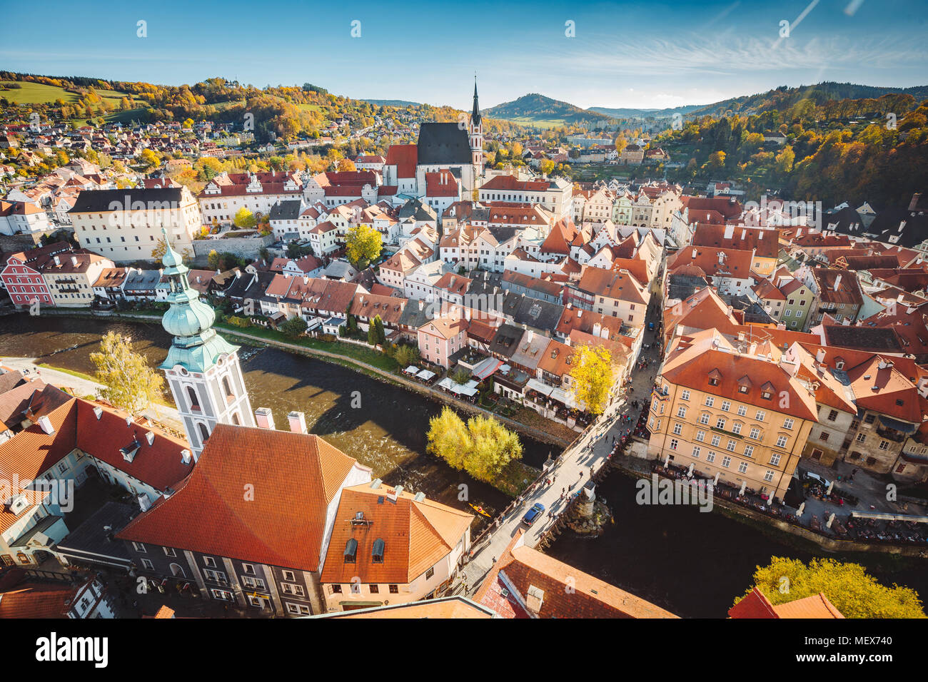 Vue panoramique vue aérienne de la ville historique de Cesky Krumlov à Cesky Krumlov Castle, célèbre site du patrimoine mondial de l'UNESCO depuis 1992, à l'automne Banque D'Images