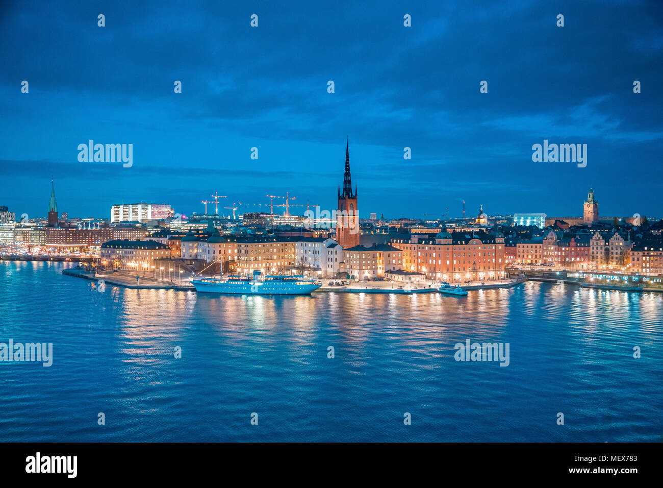 Vue panoramique sur le centre-ville de Stockholm célèbre avec Riddarholmen historique à Gamla Stan la vieille ville au cours de l'heure bleue au crépuscule Banque D'Images