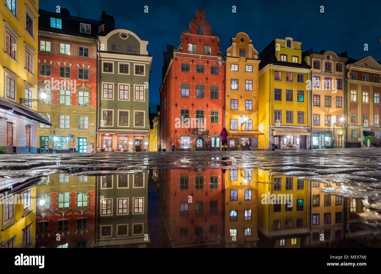 Maisons colorées à la place Stortorget célèbre dans le quartier historique de Stockholm, Gamla Stan (vieille ville) de refléter, dans une flaque de nuit, Stockholm, Suède Banque D'Images