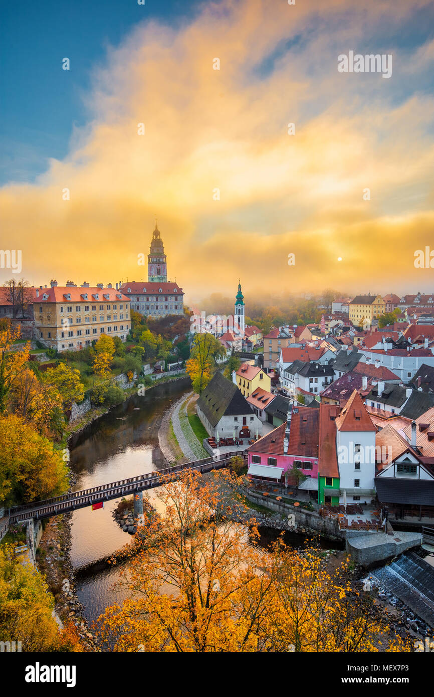 Vue panoramique sur la ville historique de Cesky Krumlov à Cesky Krumlov Castle, célèbre site du patrimoine mondial de l'UNESCO depuis 1992, au lever du soleil, la bohême Banque D'Images