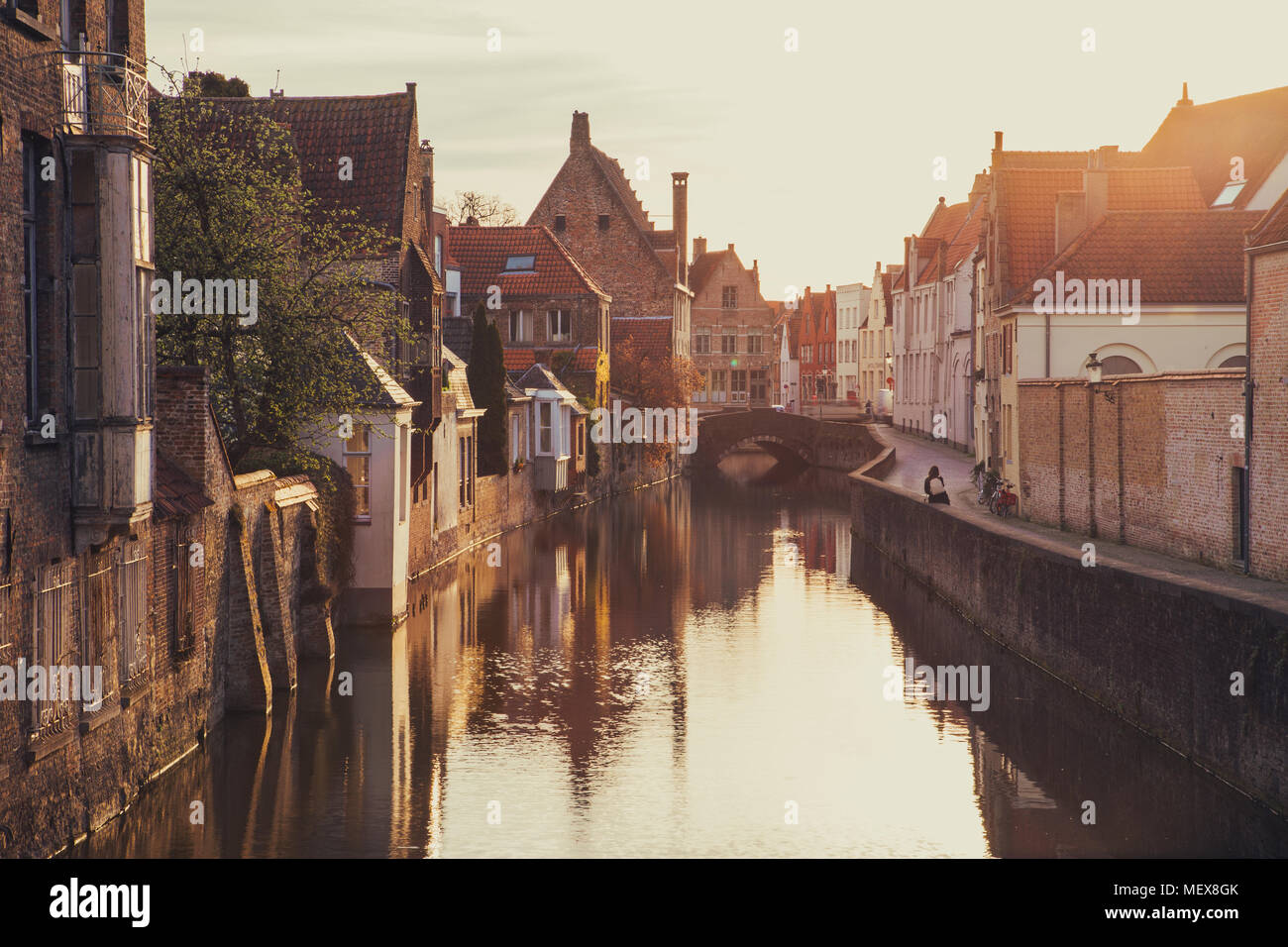 L'affichage classique du centre-ville historique de Bruges, souvent appelée la Venise du Nord, dans la belle lumière du matin au lever du soleil d'or Banque D'Images