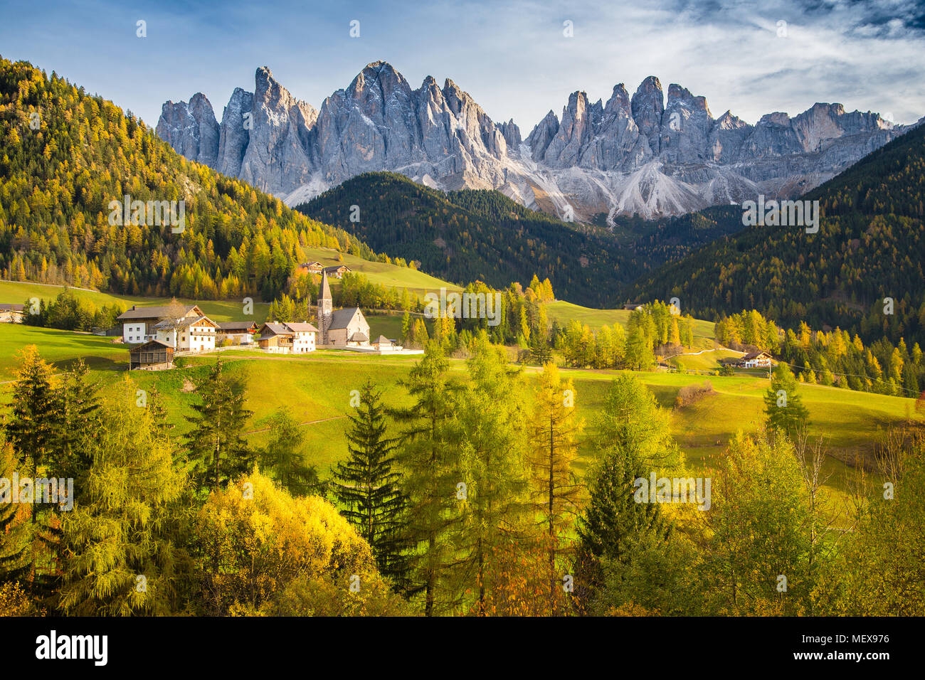 Belle vue sur le paysage de montagne idyllique dans les Dolomites avec le célèbre village de montagne Santa Maddelana belle lumière du soir au coucher du soleil d'or Banque D'Images