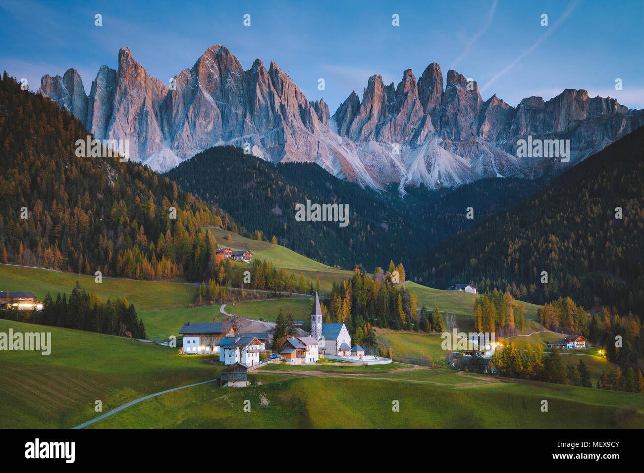 Belle vue sur le paysage de montagne idyllique dans les Dolomites avec le célèbre village de montagne Santa Maddelana belle lumière du soir au coucher du soleil d'or Banque D'Images
