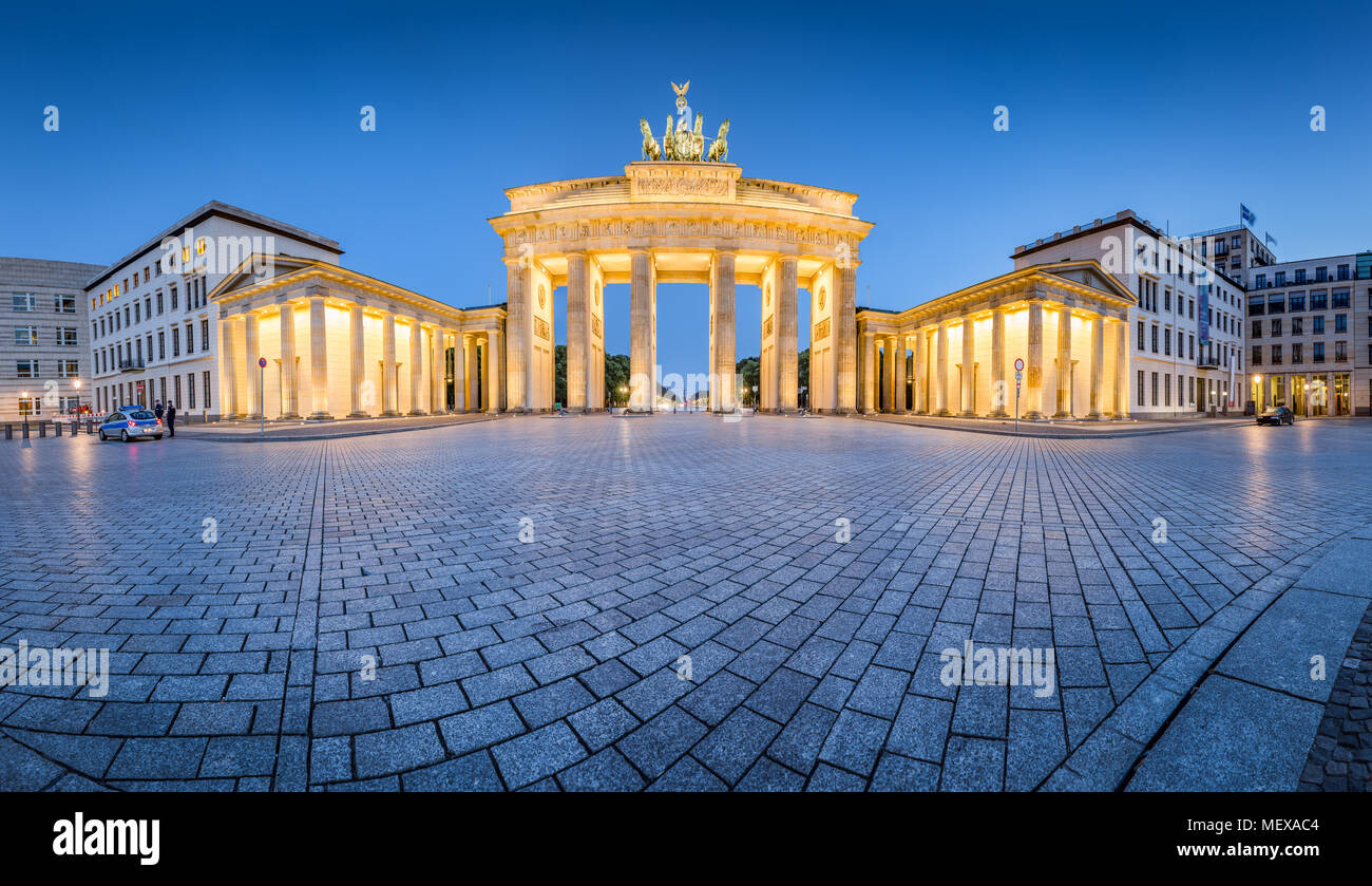 Vue panoramique classique de la célèbre Porte de Brandebourg allumé pendant l'heure bleue au crépuscule, au centre de Berlin Mitte, Allemagne Banque D'Images
