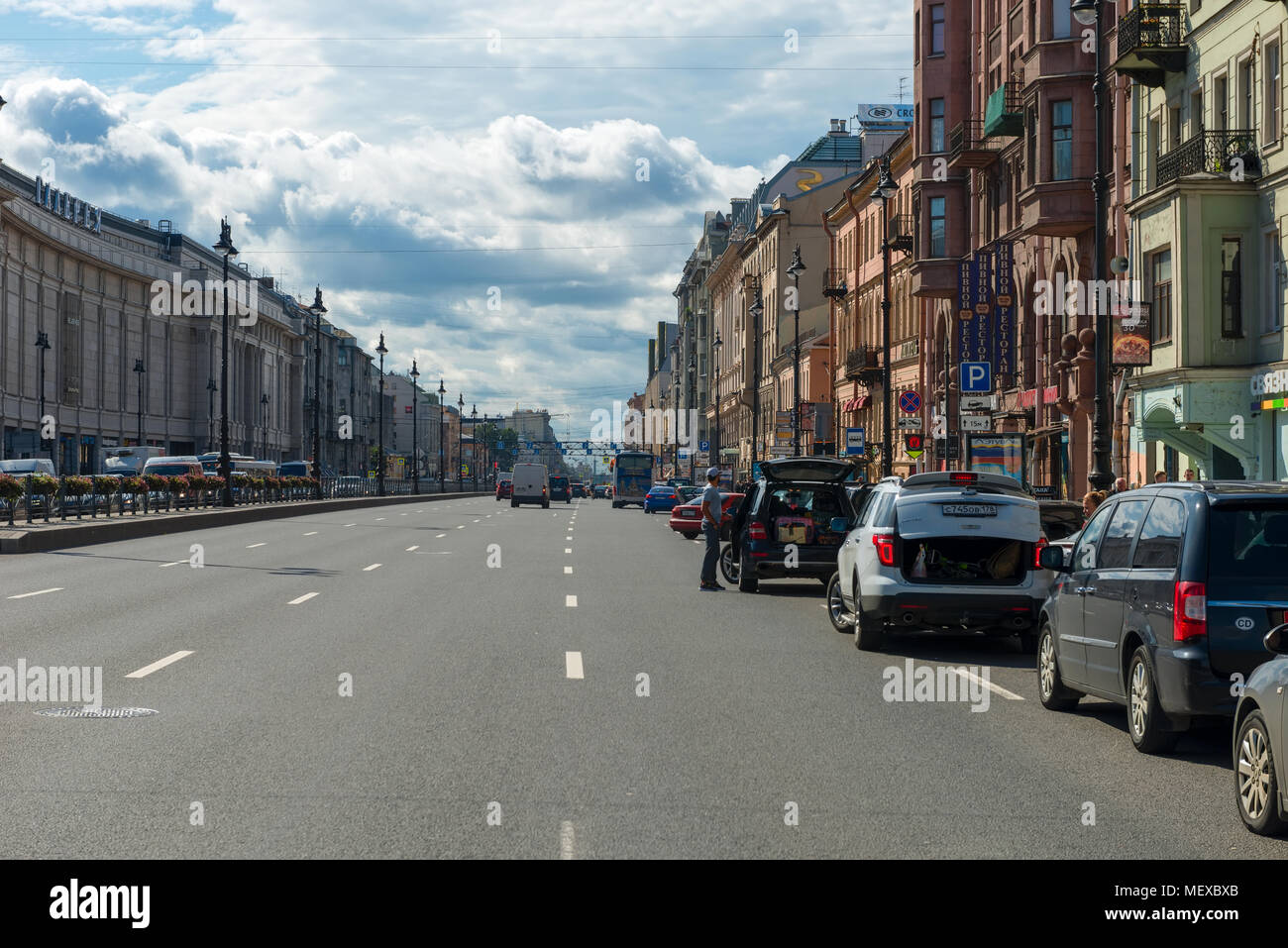 La Russie, Saint-pétersbourg - le 18 août 2017 : le trafic automobile sur le Ligovsky Prospekt Banque D'Images
