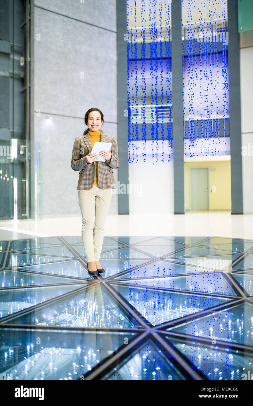 Succès businesswoman in office hall contemporain Banque D'Images