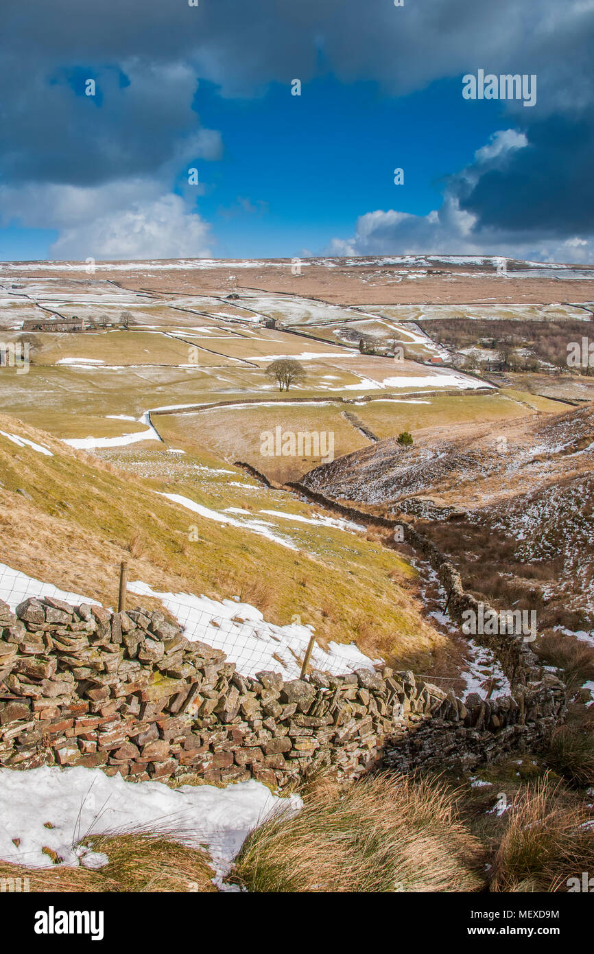 Mur en pierre sèche sinueuse dans un paysage d'hiver du West Yorkshire Banque D'Images