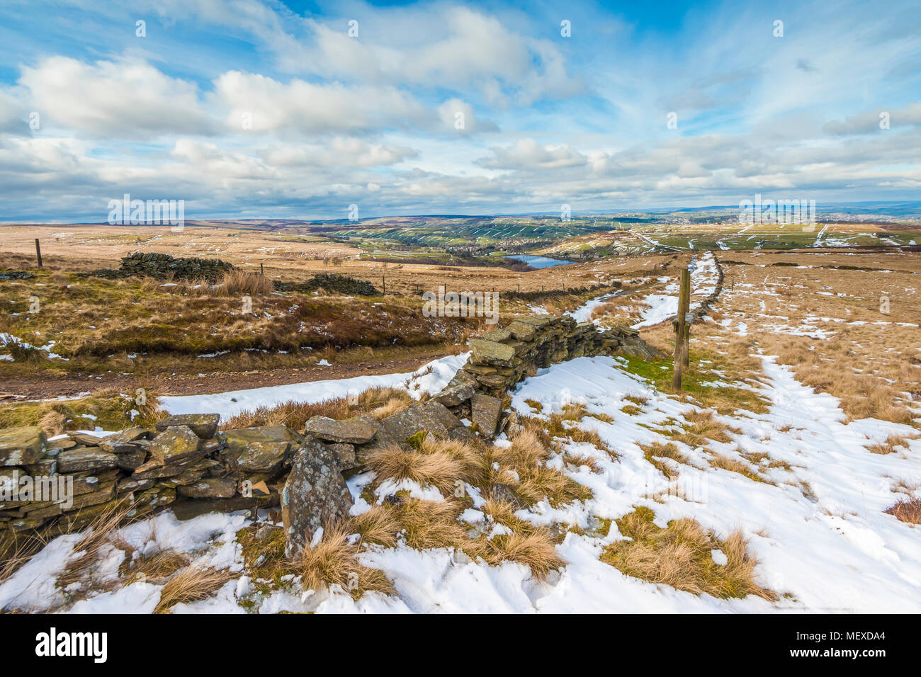 Mur en pierre sèche sinueuse dans un paysage d'hiver du West Yorkshire Banque D'Images
