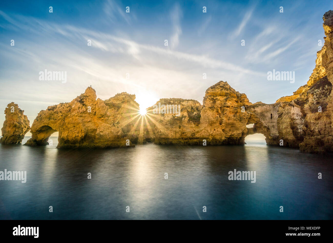 Beau lever de soleil sur Ponta da Piedade, Lagos, Algarve, Portugal Banque D'Images