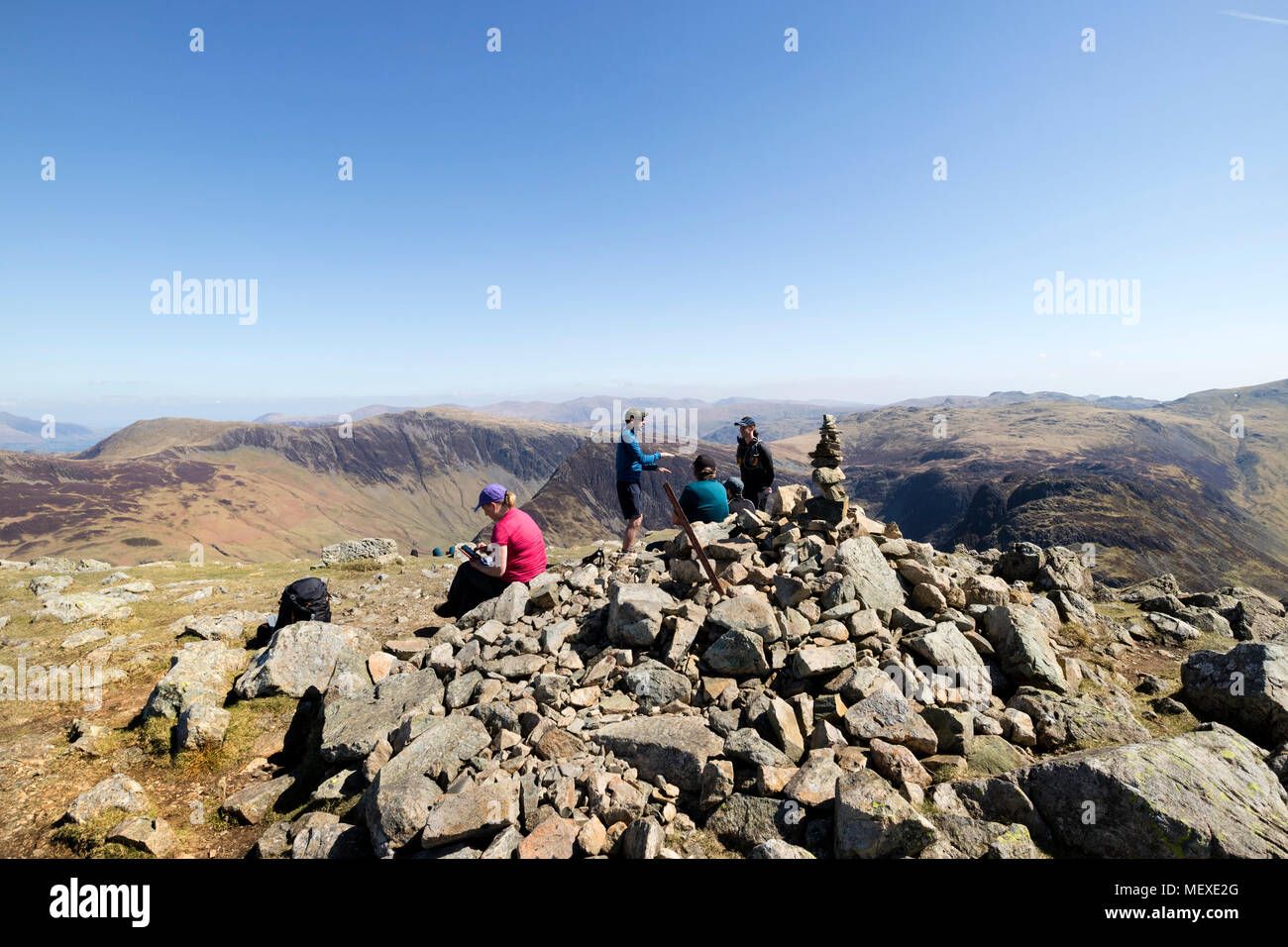 Le sommet du rocher élevé sur une chaude journée ensoleillée, Lake District, Cumbria, Royaume-Uni Banque D'Images