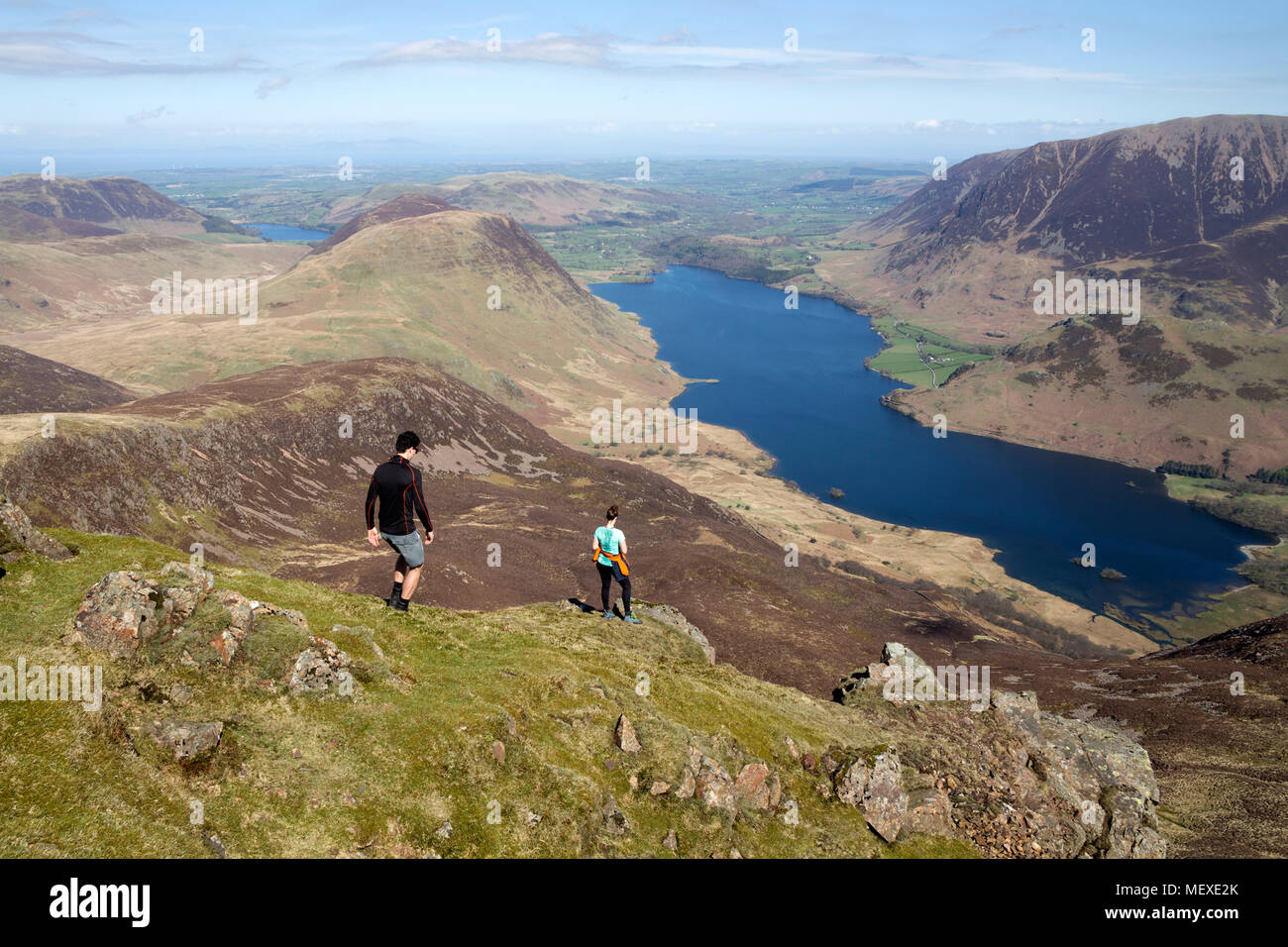 Les promeneurs sur le sommet des brochets avec rouge au-delà de Crummock Water, Lake District, Cumbria, Royaume-Uni. Banque D'Images