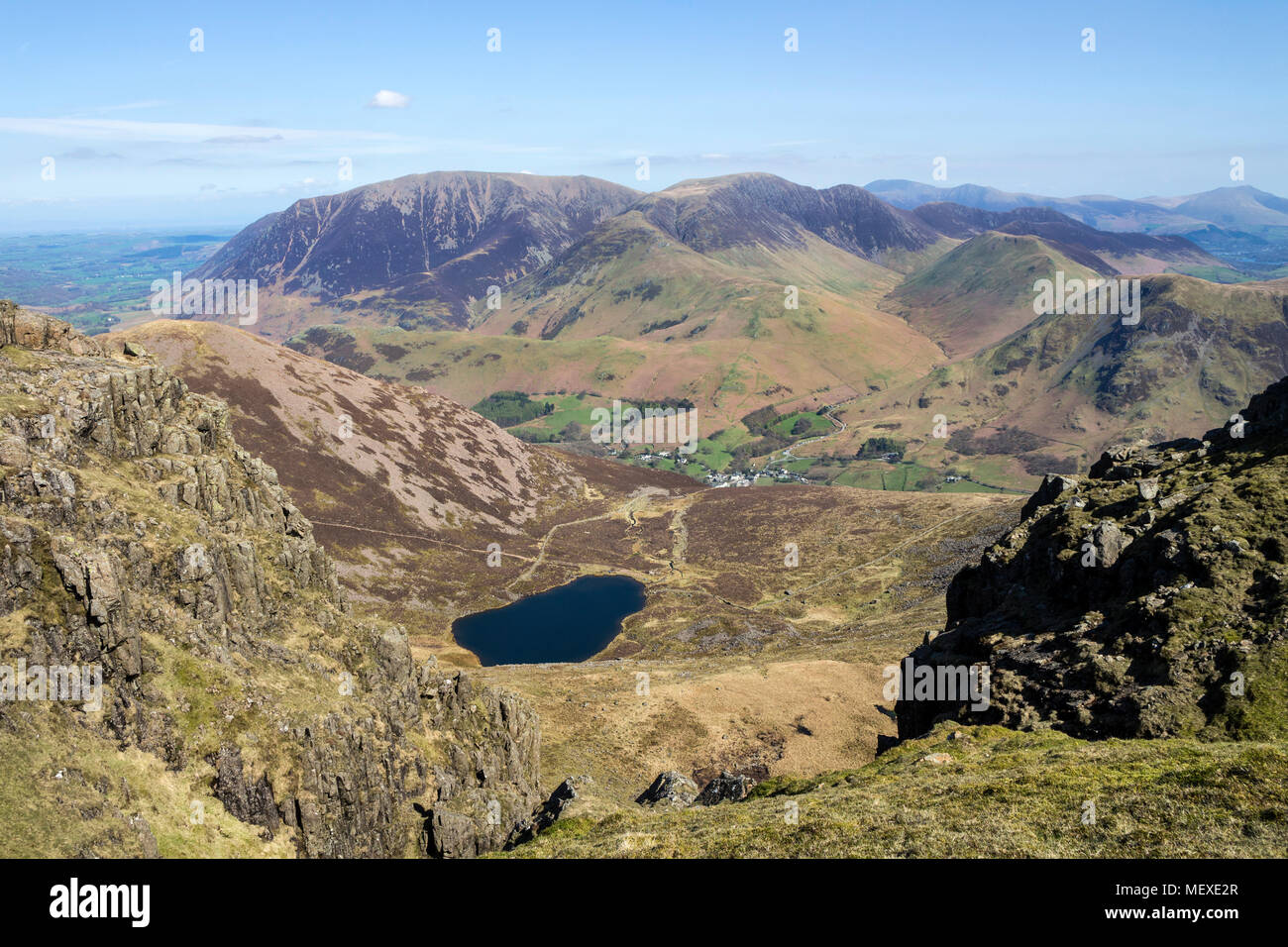 Bleaberry Tarn et la vue sur la lande de Grasmoor Village vers les rochers de la chapelle de style rouge Pike haute crête, Lake District, Cumbria Banque D'Images