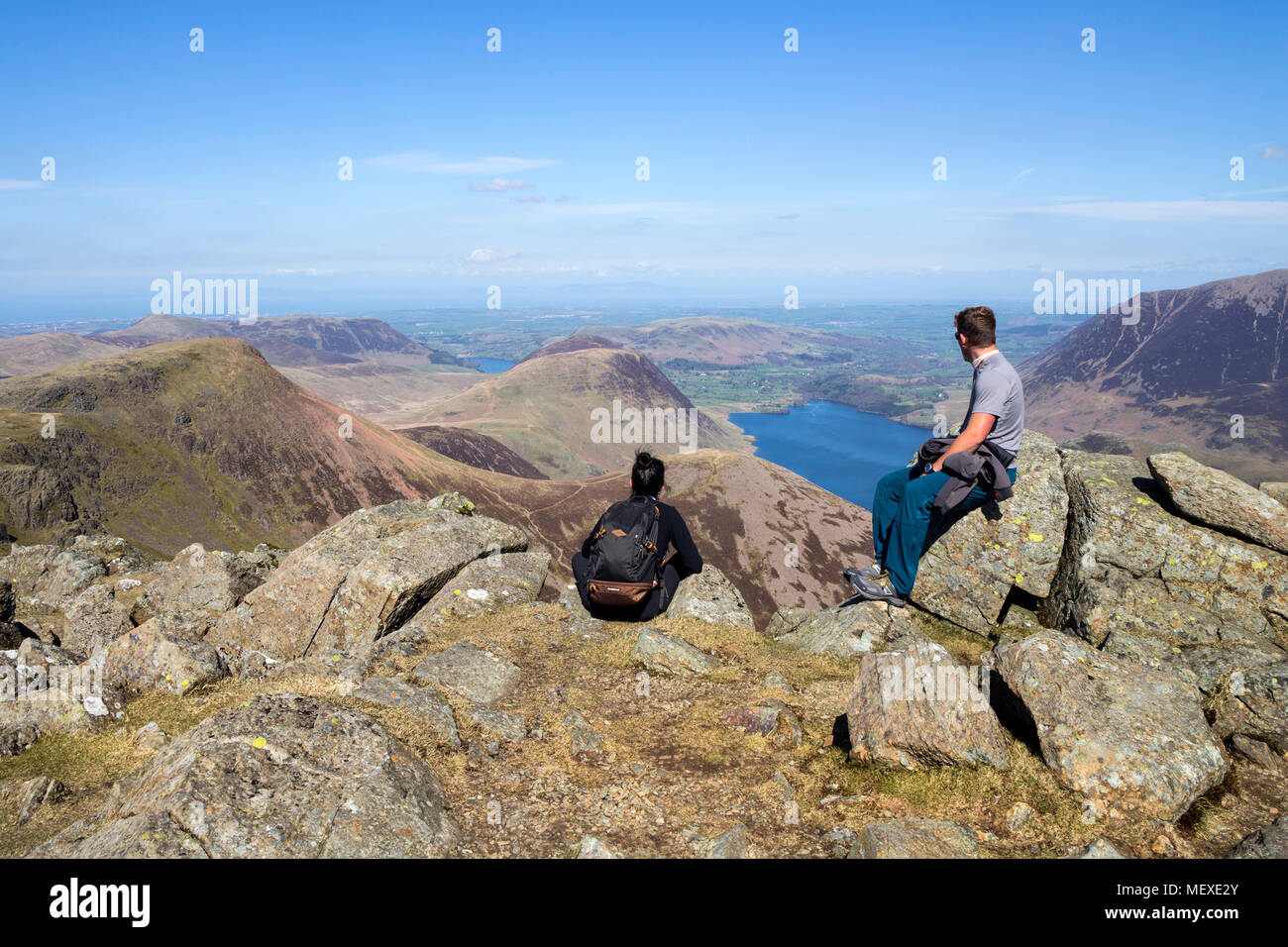 Deux randonneurs appréciant la vue vers le rouge Pike, Mellbreak, Dodd et Crummock Water de High Stile, Lake District, Cumbria, Royaume-Uni Banque D'Images