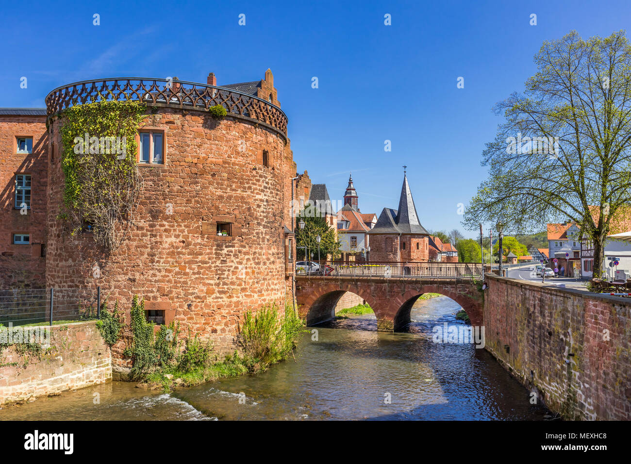 Centre-ville historique de Büdingen, Hesse, Germany, Europe, avec la tour Melior Melior,'s House, Schlaghaus, Mill Gate Bridge sur la rivière Seemenbach Banque D'Images