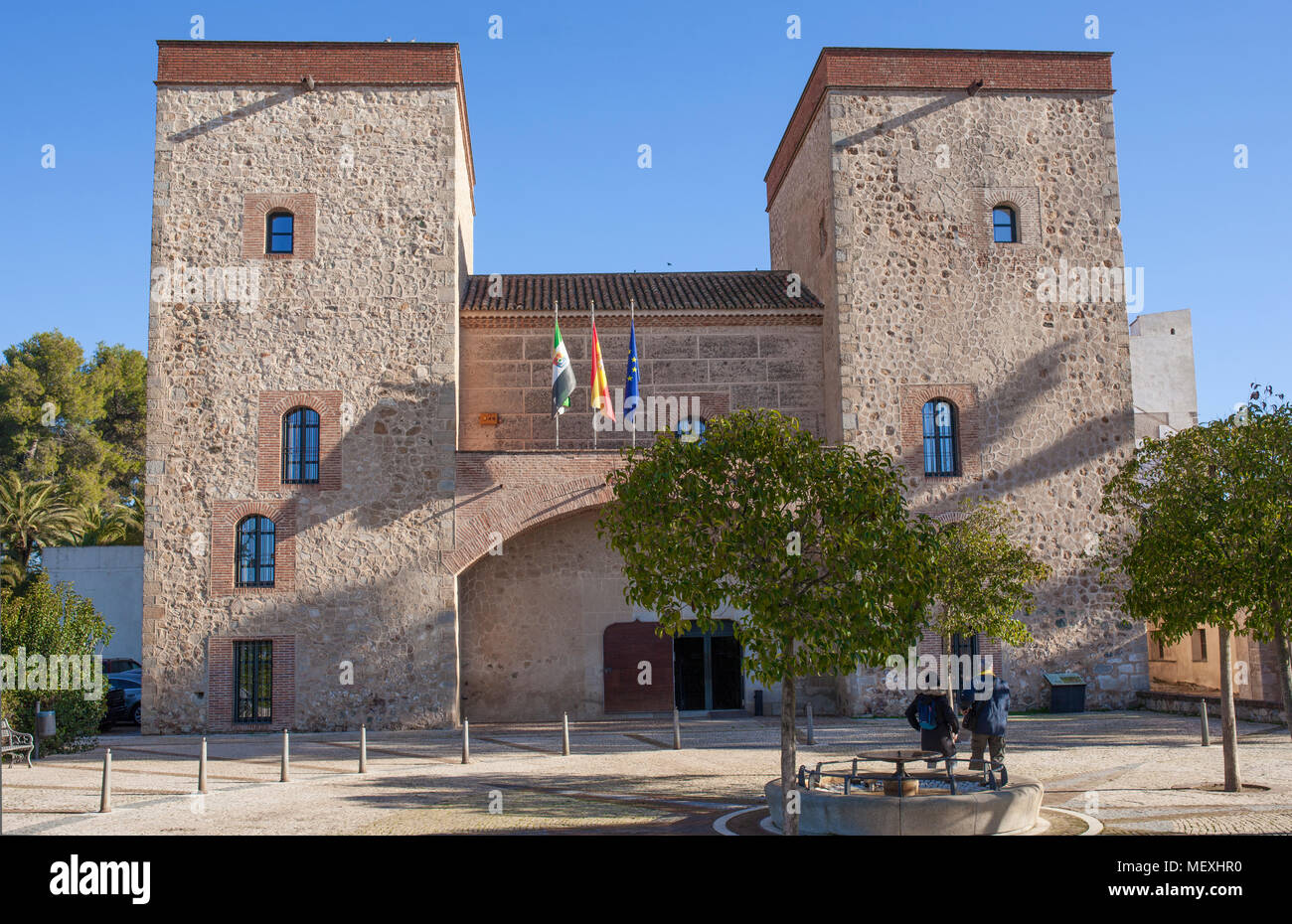 Les touristes au Musée Archéologique Provincial de Badajoz, Espagne façade. Ancien palais du duc de Feria Banque D'Images