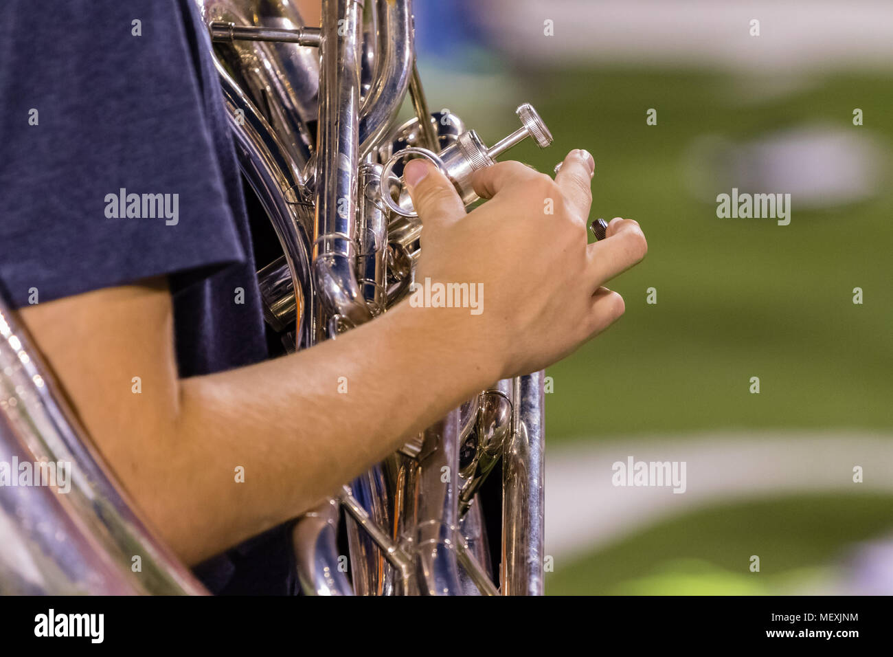 La main droite d'un joueur de tuba lors des répétitions Banque D'Images