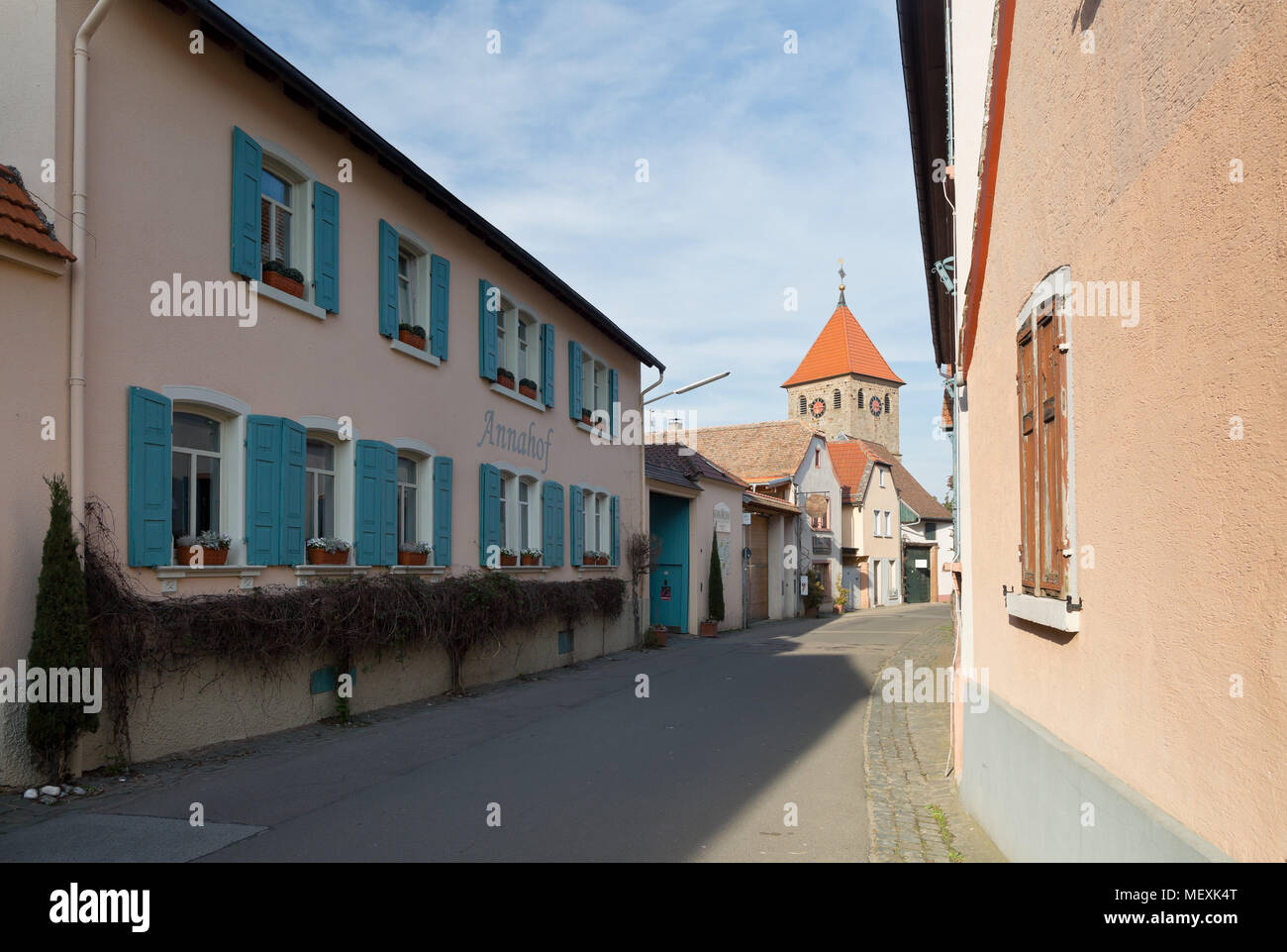À la recherche sur la rue principale avec l'hotel restaurant à Weisenheim am Berg, Rheinland-Pfalz, Allemagne, Europe Banque D'Images