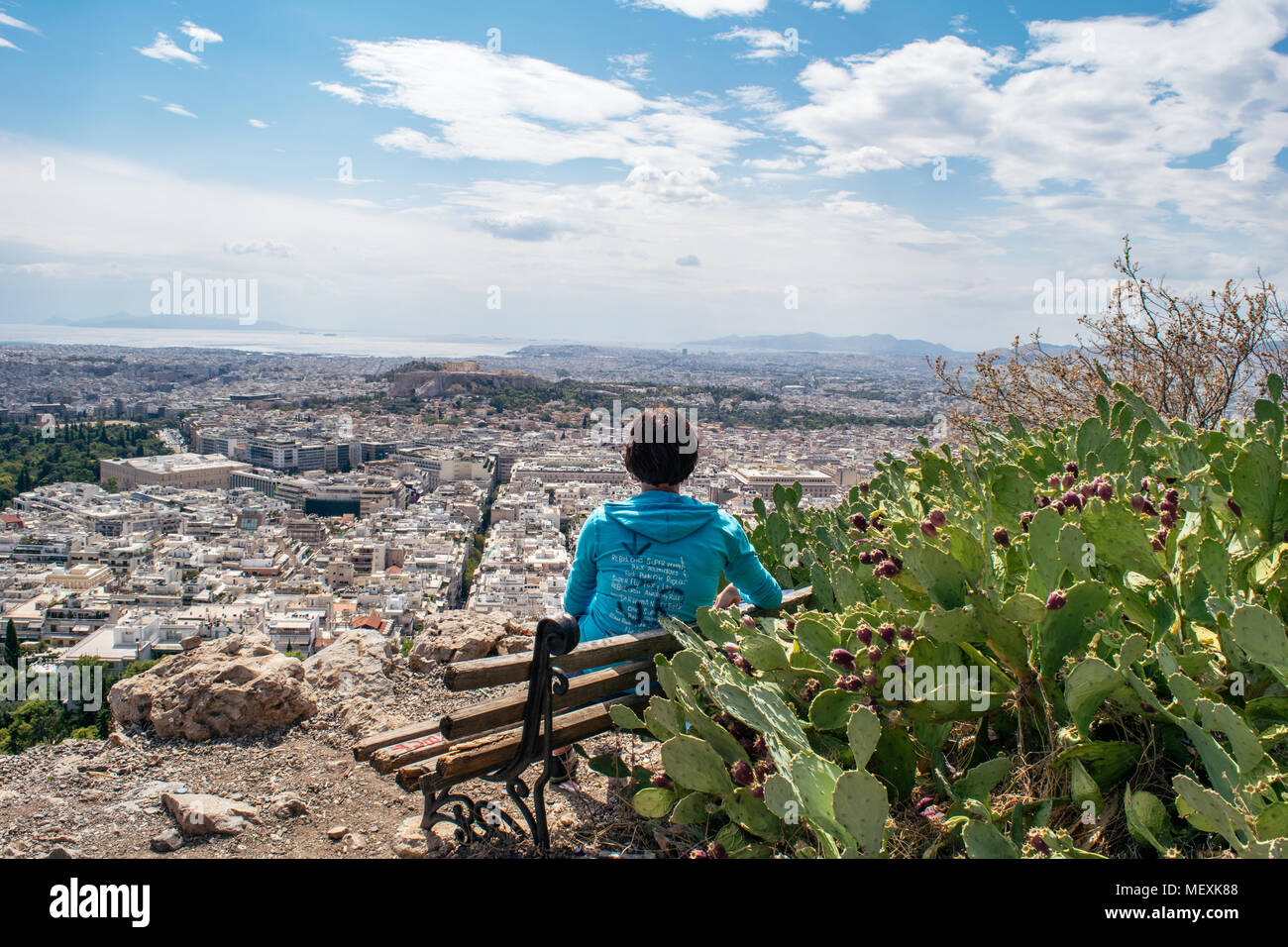 Vue d'Athènes et l'Acropole (femme à l'égard) de la colline Lycabettus (Mount Lycabettus), Athènes Grèce Banque D'Images