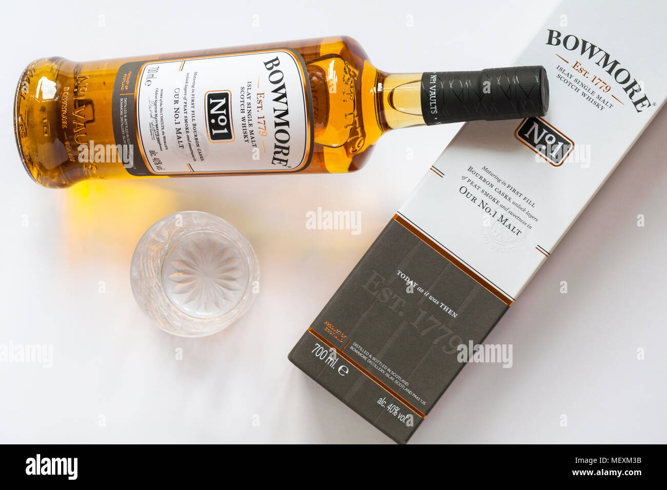 Bouteille de Bowmore Islay 1 pas de single malt scotch whisky sur boîte  avec verre vide situé sur fond blanc Photo Stock - Alamy