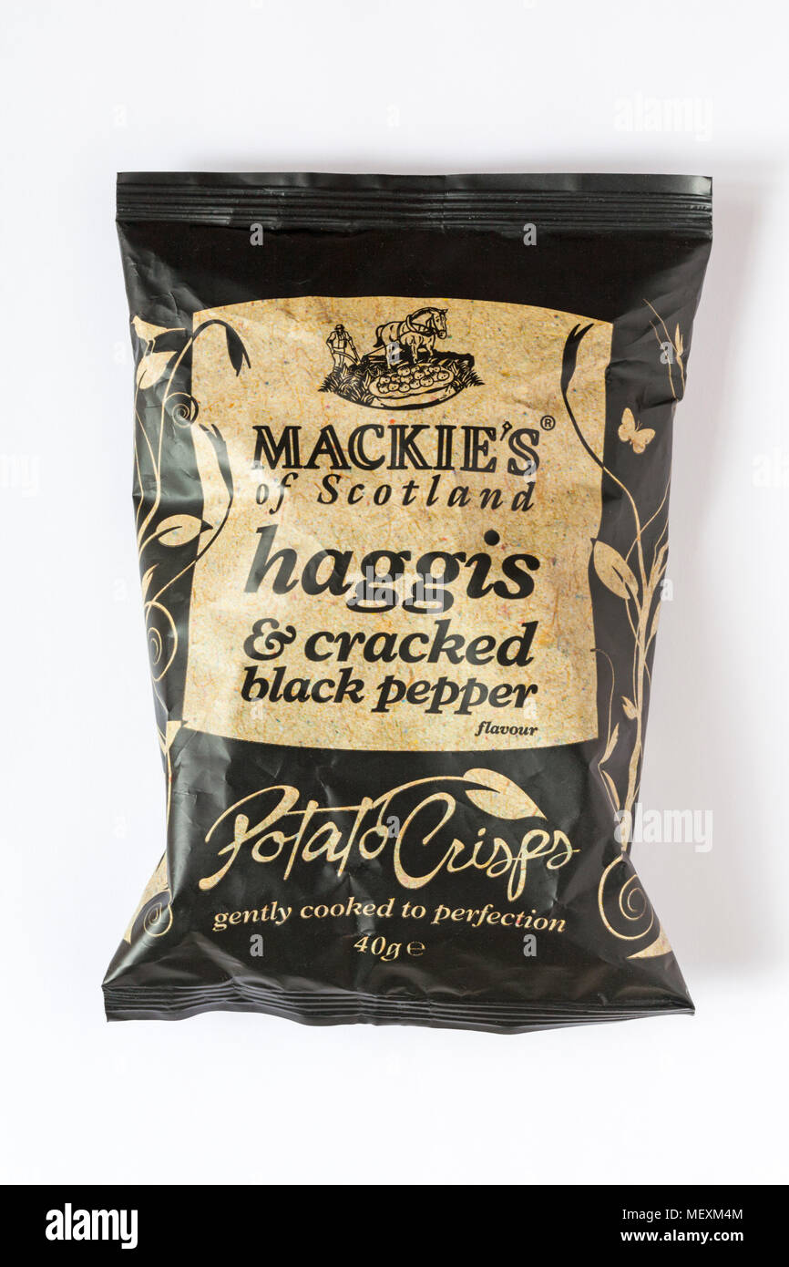 Sachet de Mackie's d'Écosse haggis & poivre chips isolé sur fond blanc Banque D'Images