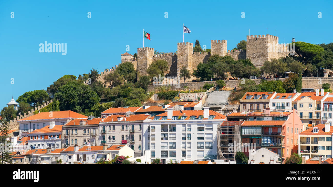 Panorama de l'Alfama avec Saint George château sur la colline. Lisbonne. Portugal Banque D'Images