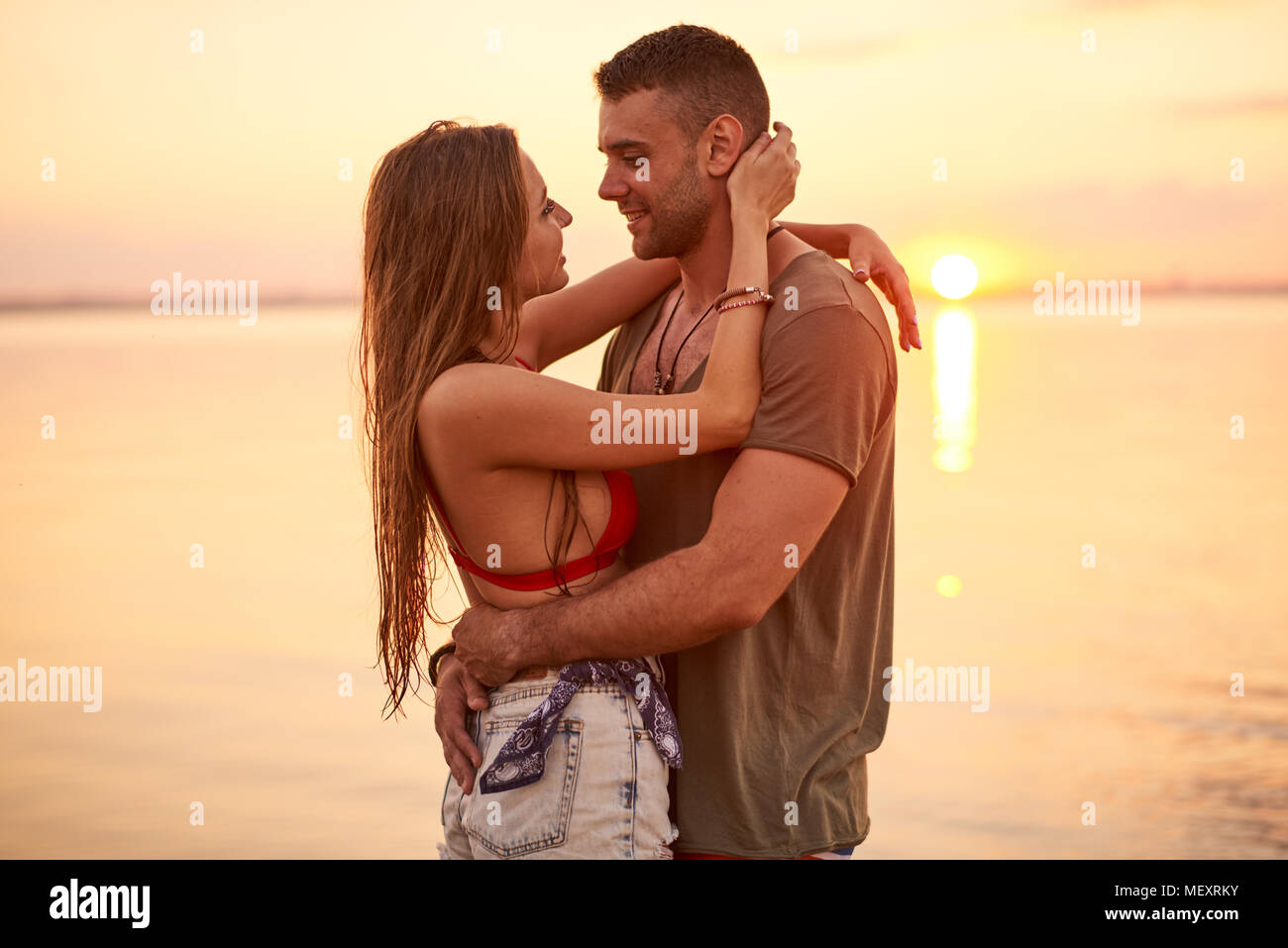 Smiling beautiful couple tomber en amour Banque D'Images