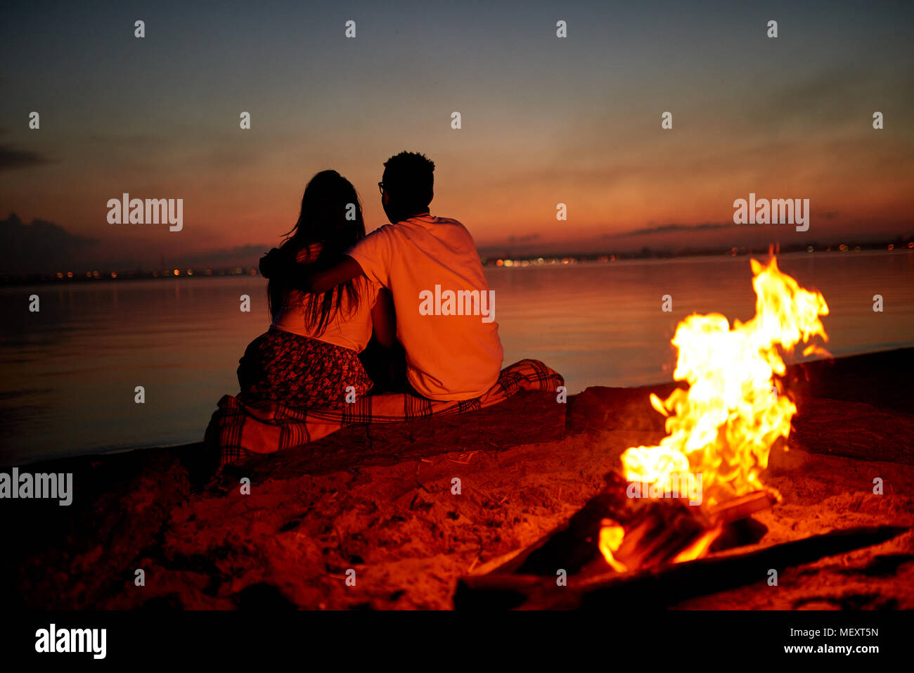 Date romantique sur la plage le soir Banque D'Images