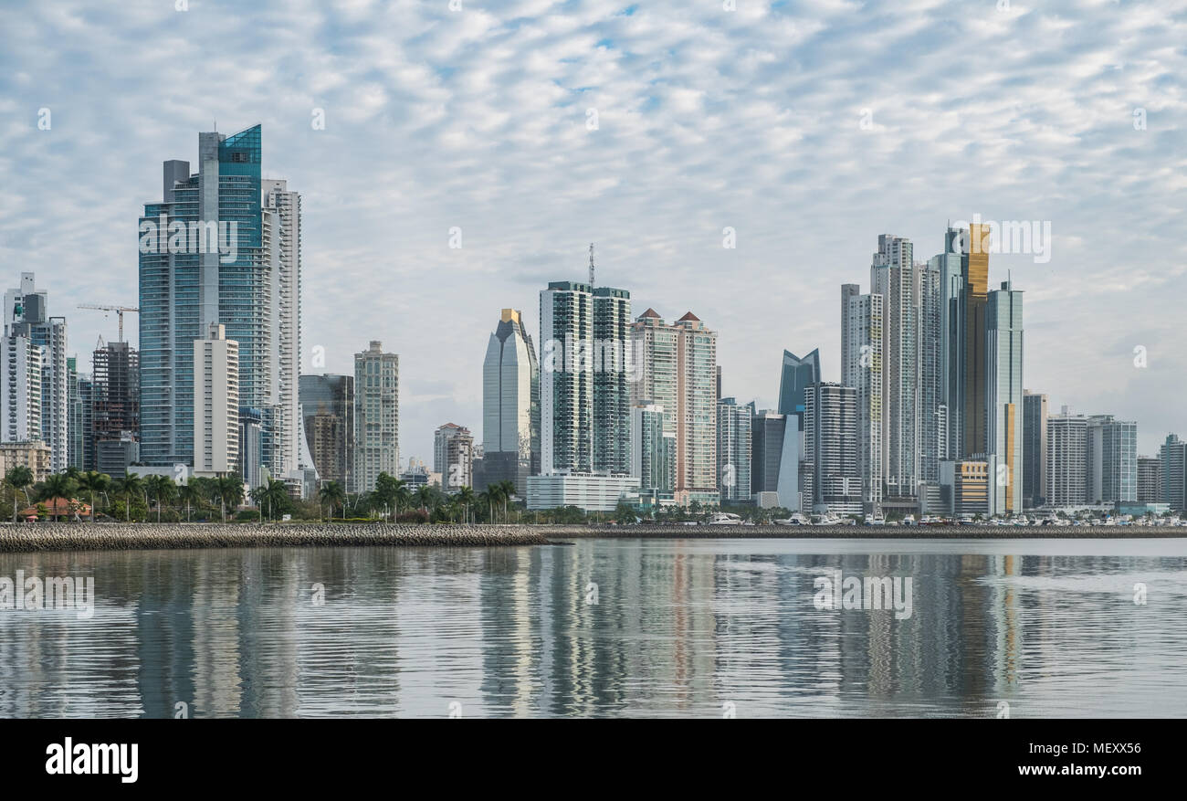 Sur les toits de la ville, bâtiments gratte-ciel moderne, rues de la région de Panama City Banque D'Images