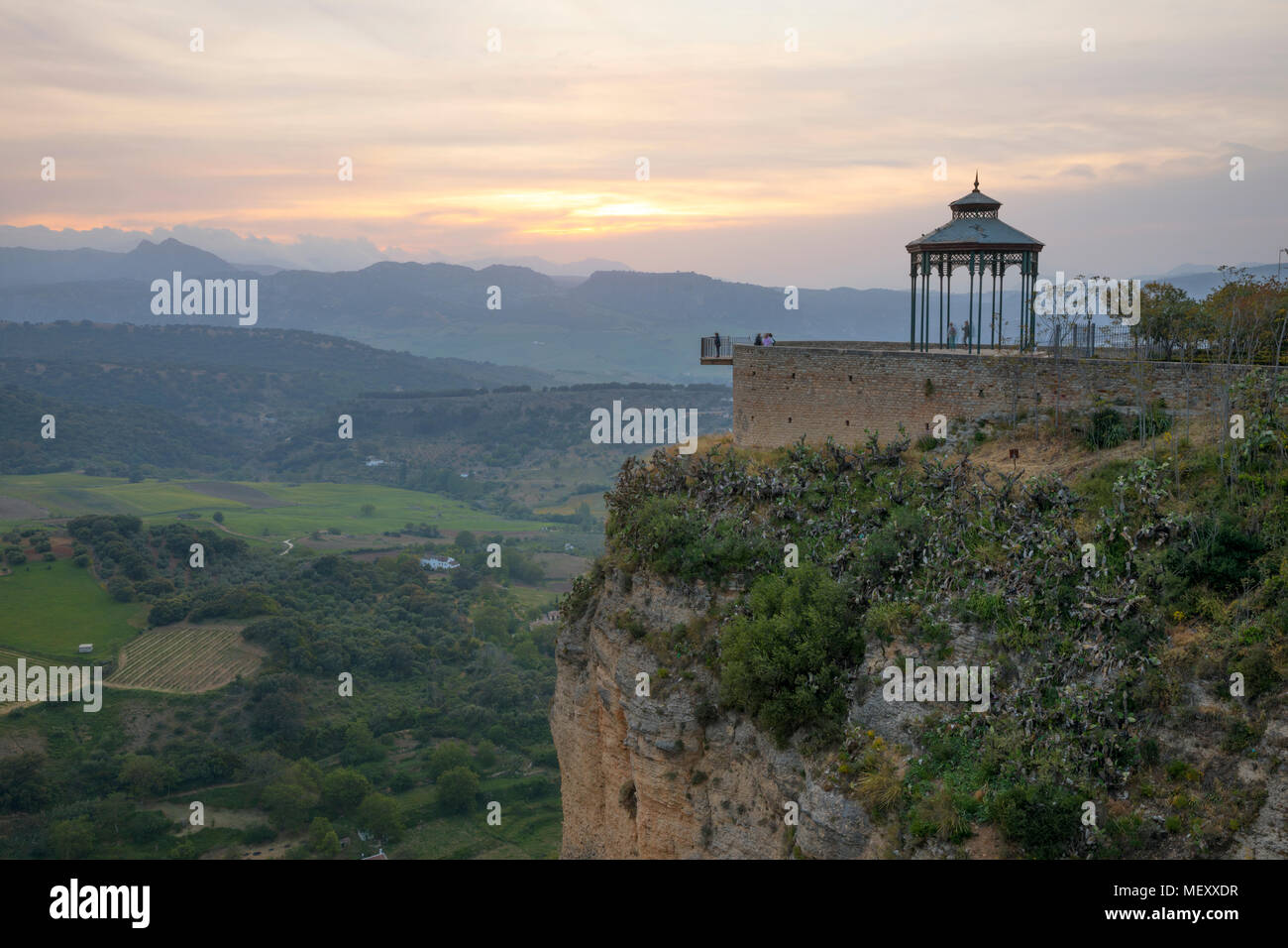 Mirador de Ronda au coucher du soleil avec vue sur les montagnes de la Sierra de Grazalema, Ronda, Andalousie, Espagne, Europe Banque D'Images
