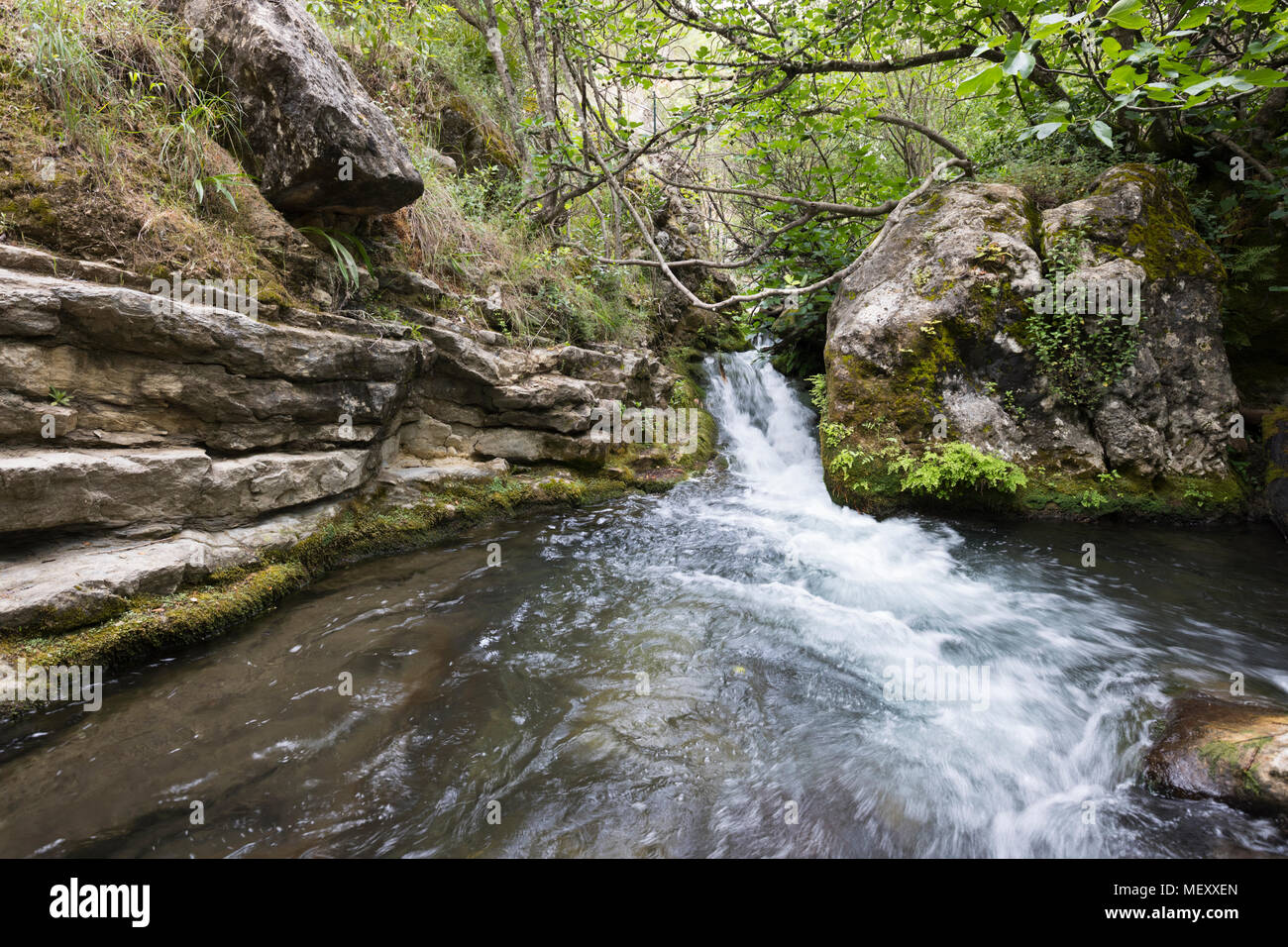 Cascade sur la rivière Majaceite à marcher entre Benamahoma et El