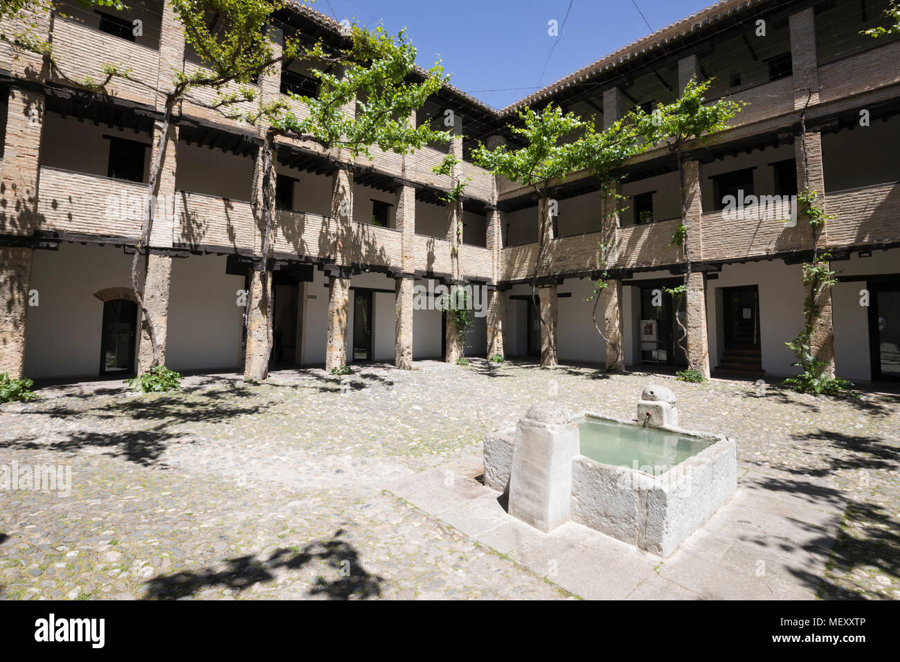 Cour intérieure et de l'eau en creux de la Corral del Carbon, Grenade, Andalousie, Espagne, Europe Banque D'Images