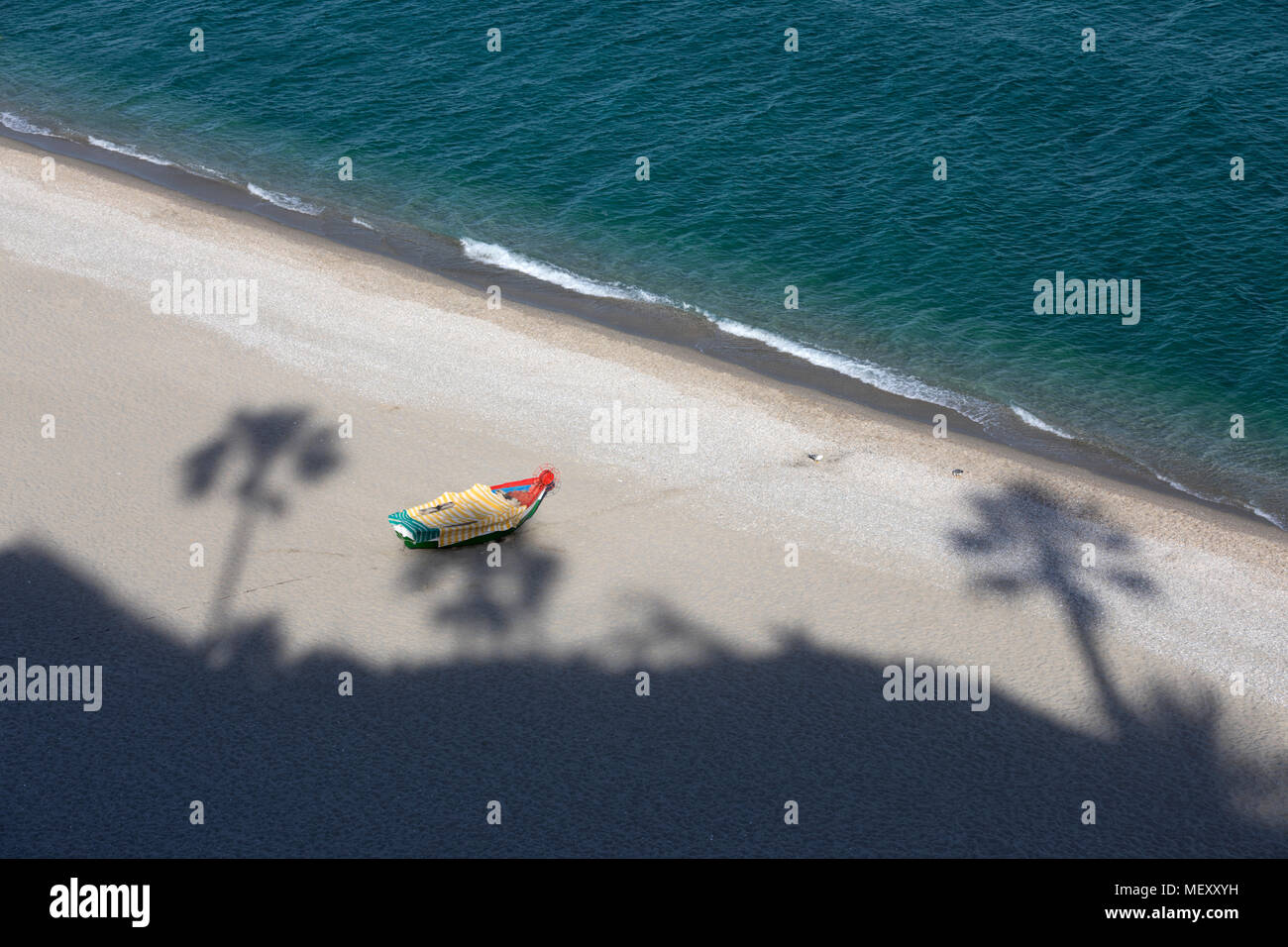 Ombre de palmiers sur la plage de sable avec voile, Nerja, la province de Malaga, Costa del Sol, Andalousie, Espagne, Europe Banque D'Images